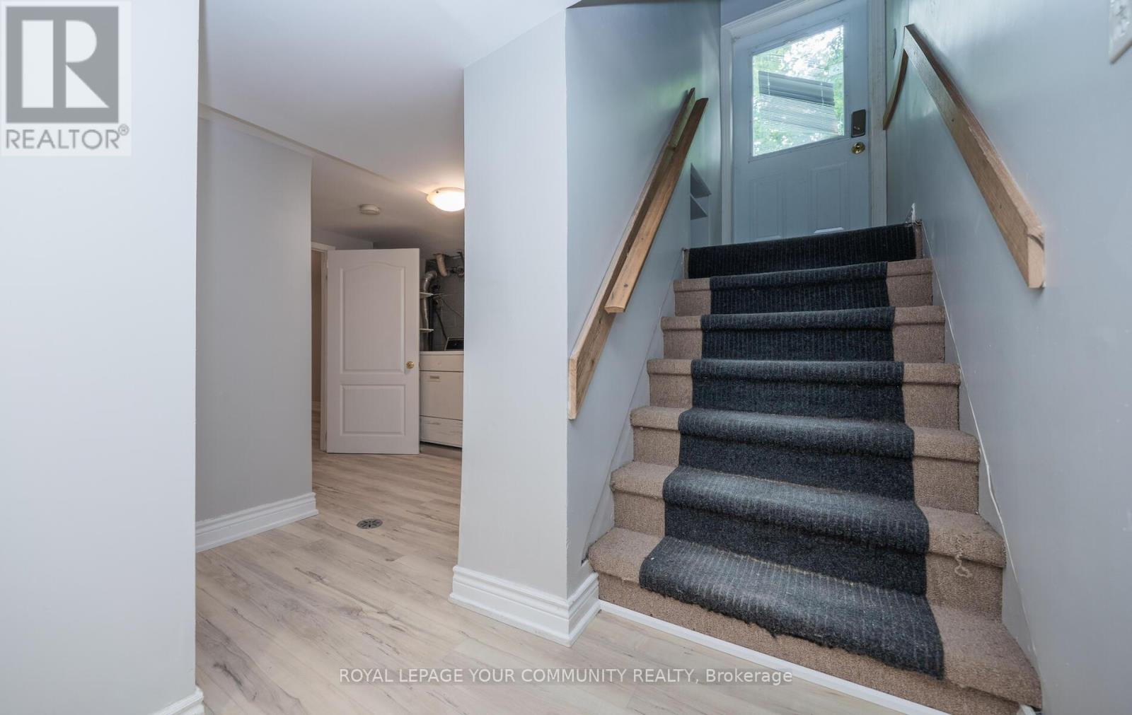 Photo 13 of 53 Newbury Drive, Newmarket ON