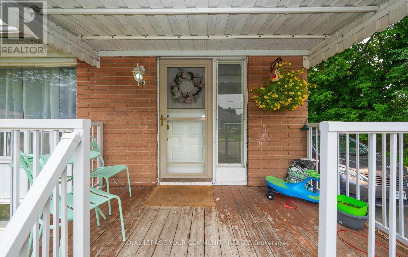 Photo 9 of 53 Newbury Drive, Newmarket ON