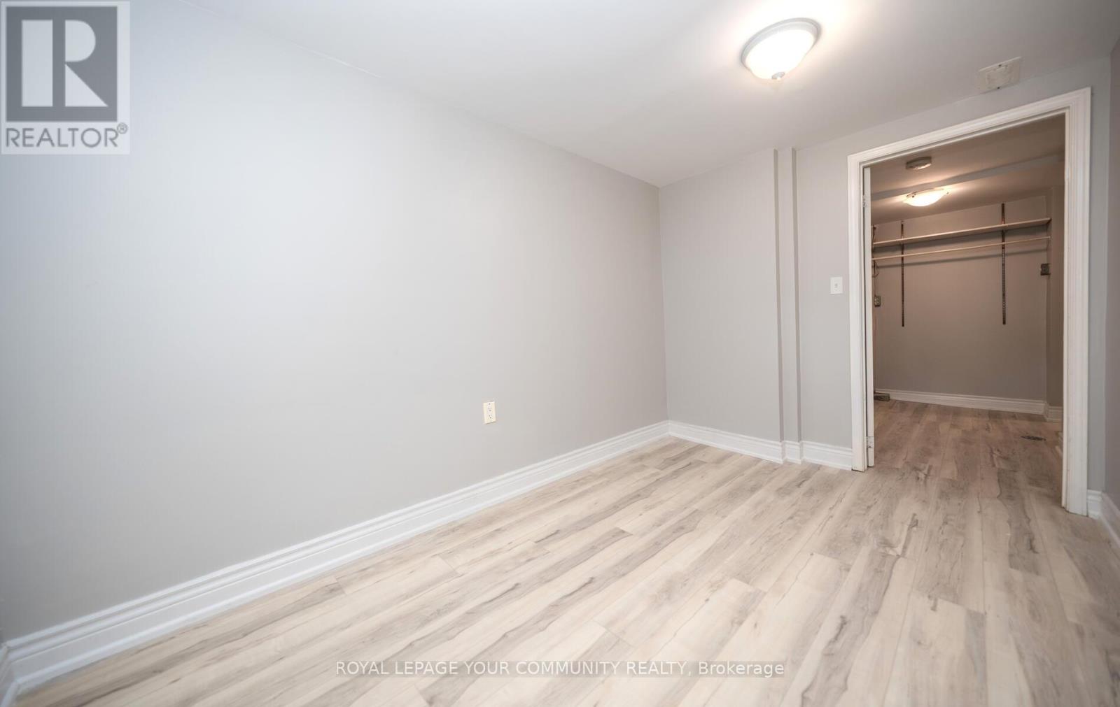 Photo 33 of 53 Newbury Drive, Newmarket ON