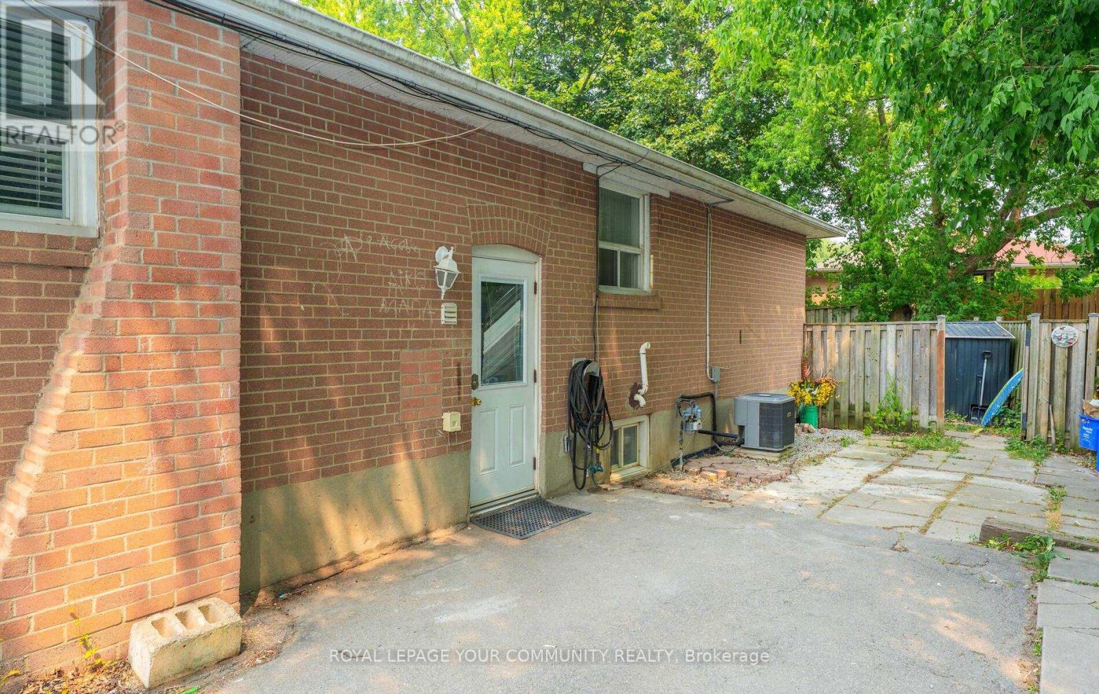 Photo 23 of 53 Newbury Drive, Newmarket ON