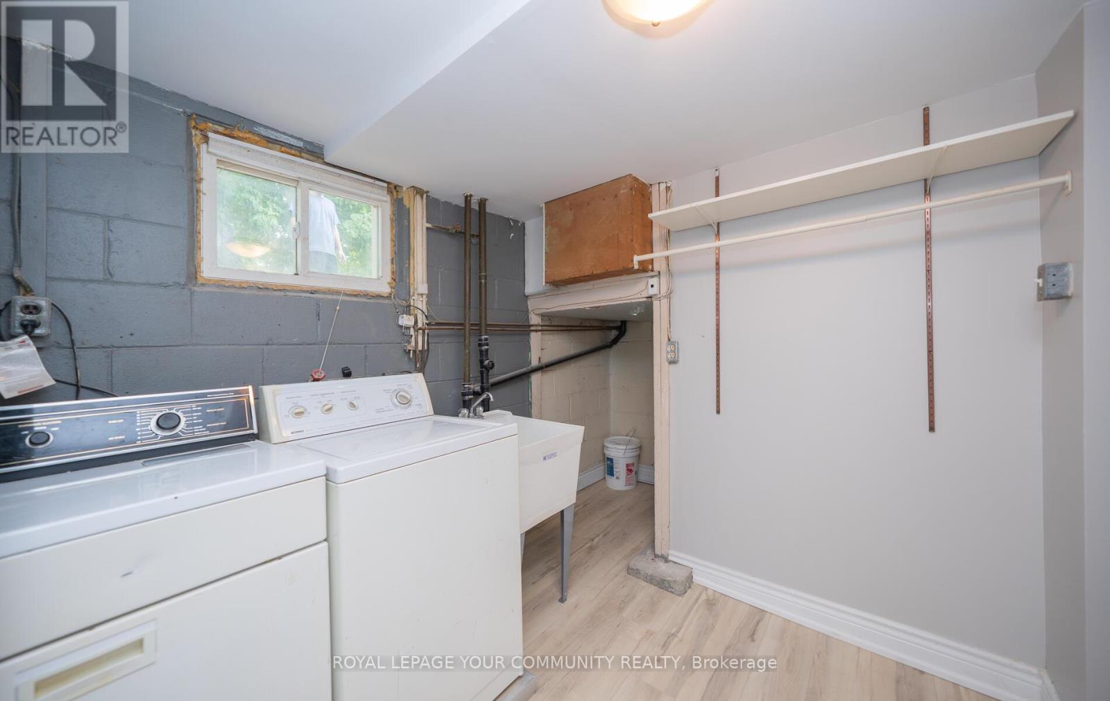 Photo 5 of 53 Newbury Drive, Newmarket ON