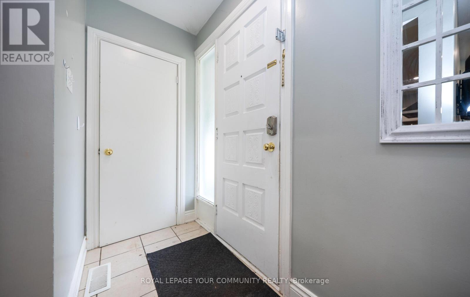 Photo 8 of 53 Newbury Drive, Newmarket ON