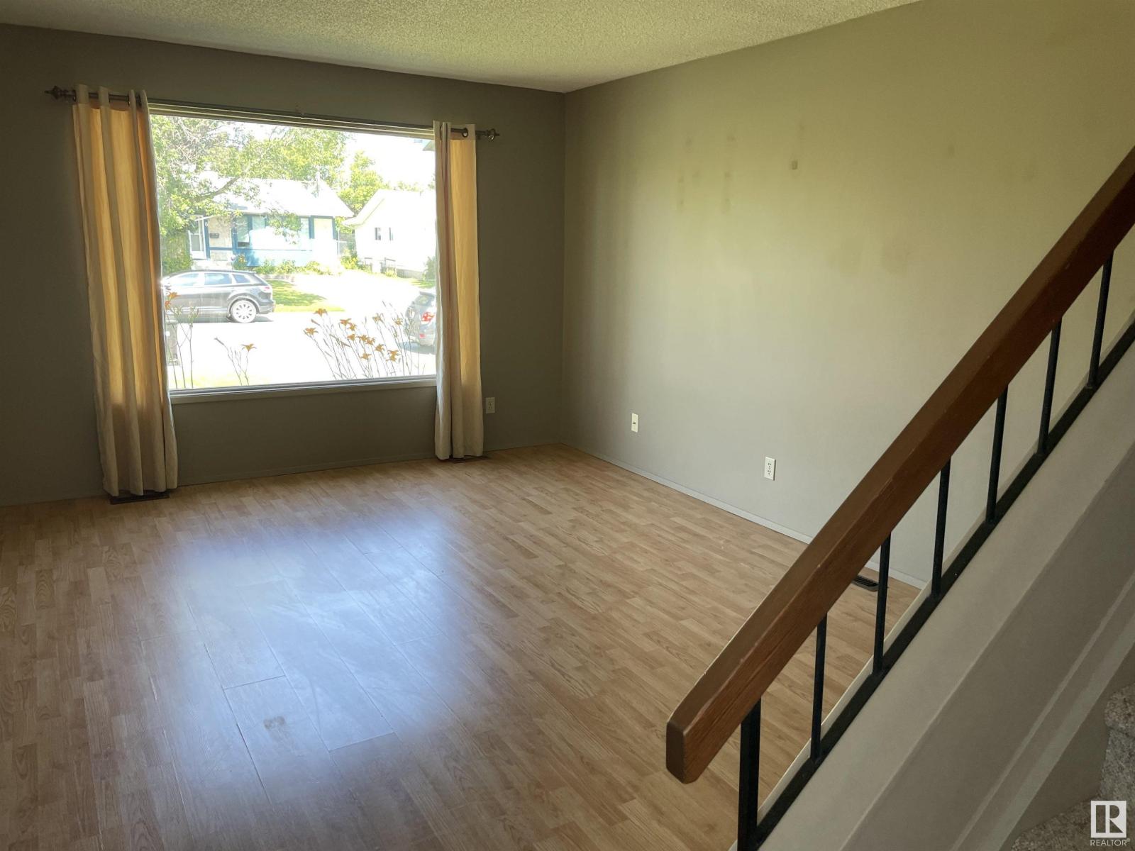 Photo 10 of 4315 South Park Dr, Leduc AB