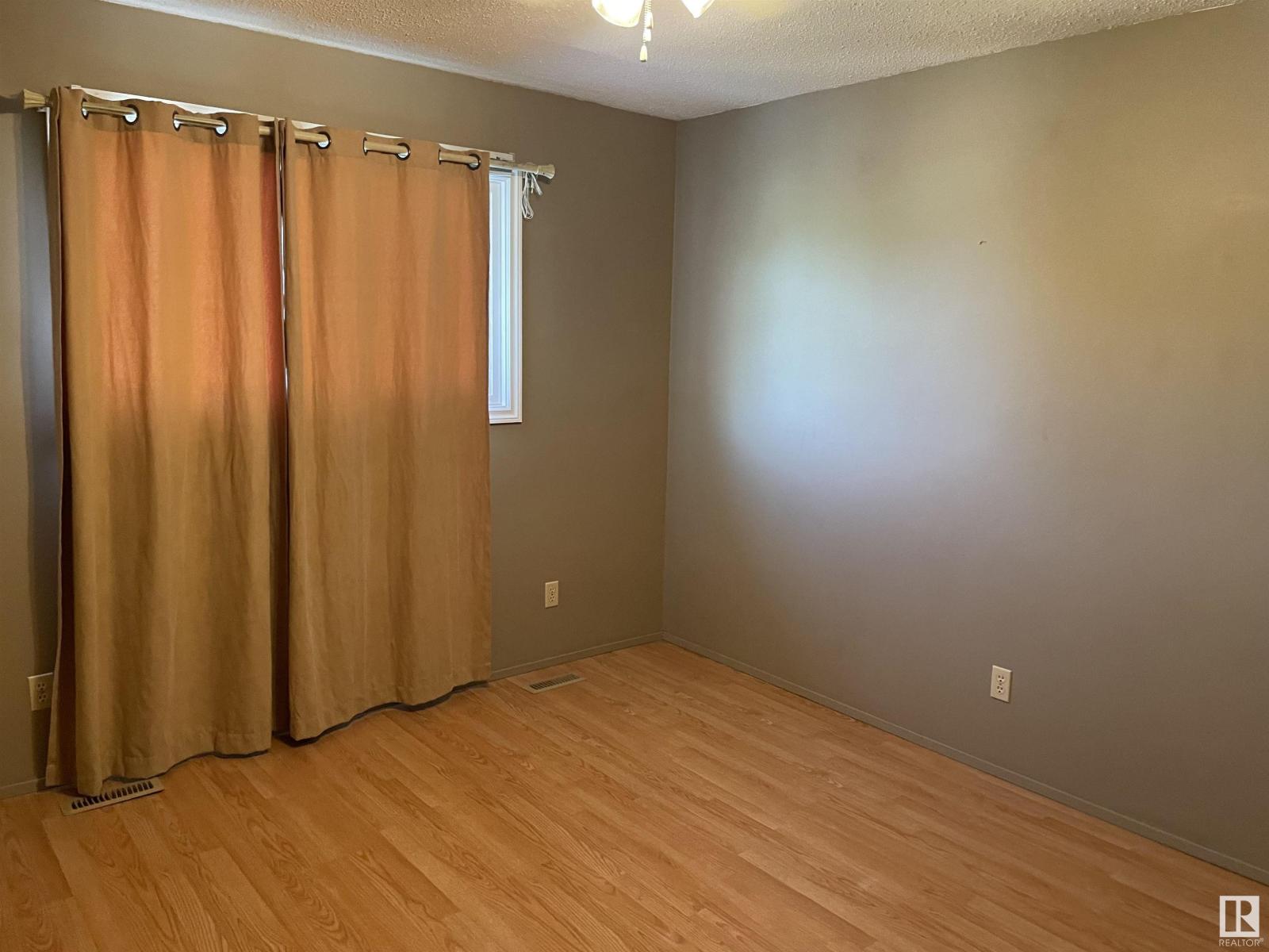 Photo 32 of 4315 South Park Dr, Leduc AB