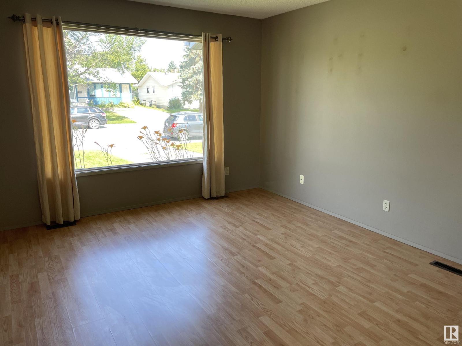 Photo 17 of 4315 South Park Dr, Leduc AB