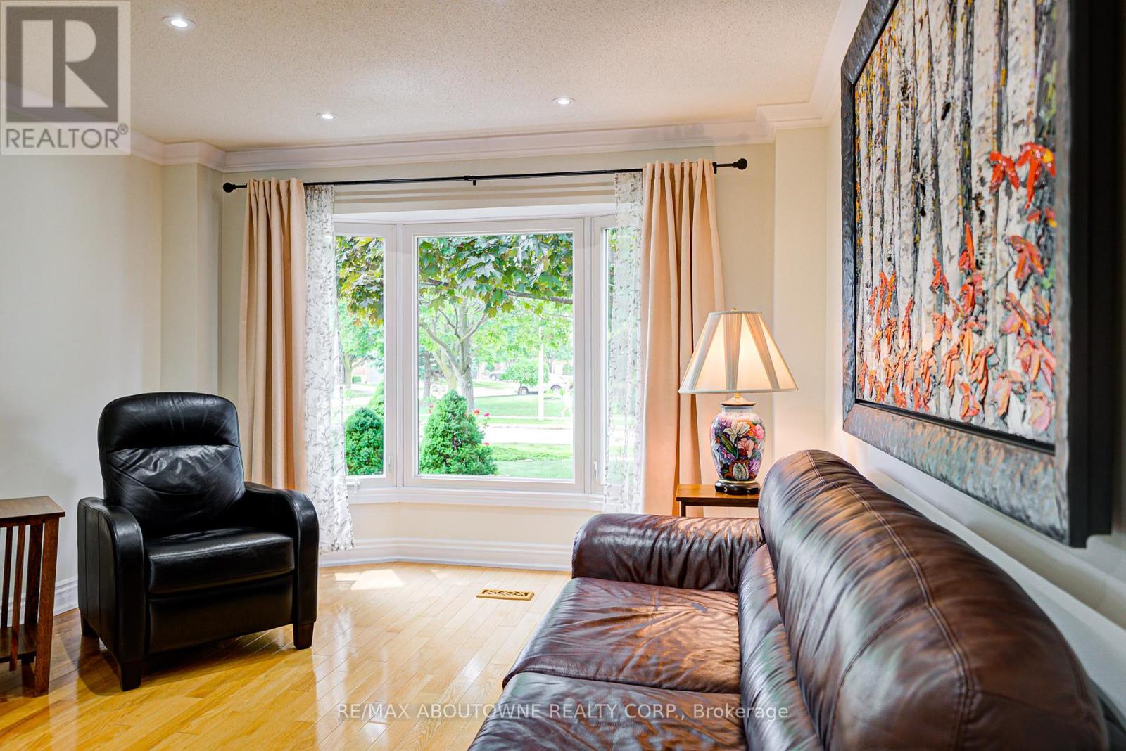 Photo 10 of 1337 Peartree Circle, Oakville ON