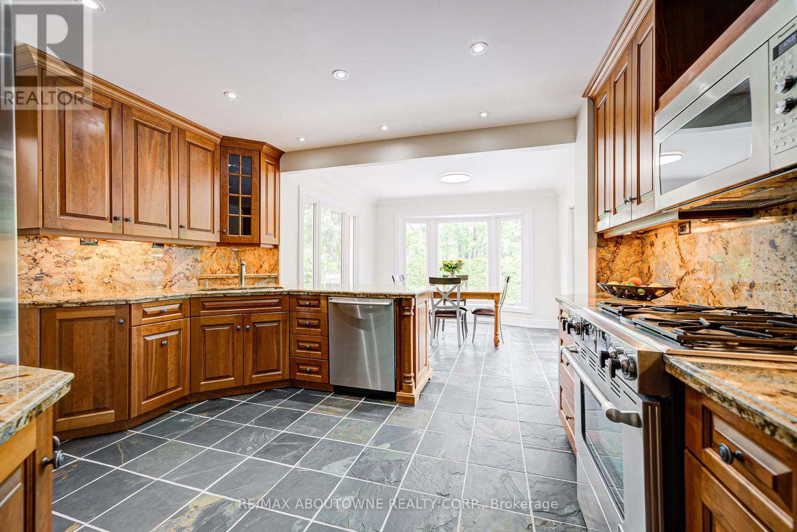 Photo 12 of 1337 Peartree Circle, Oakville ON