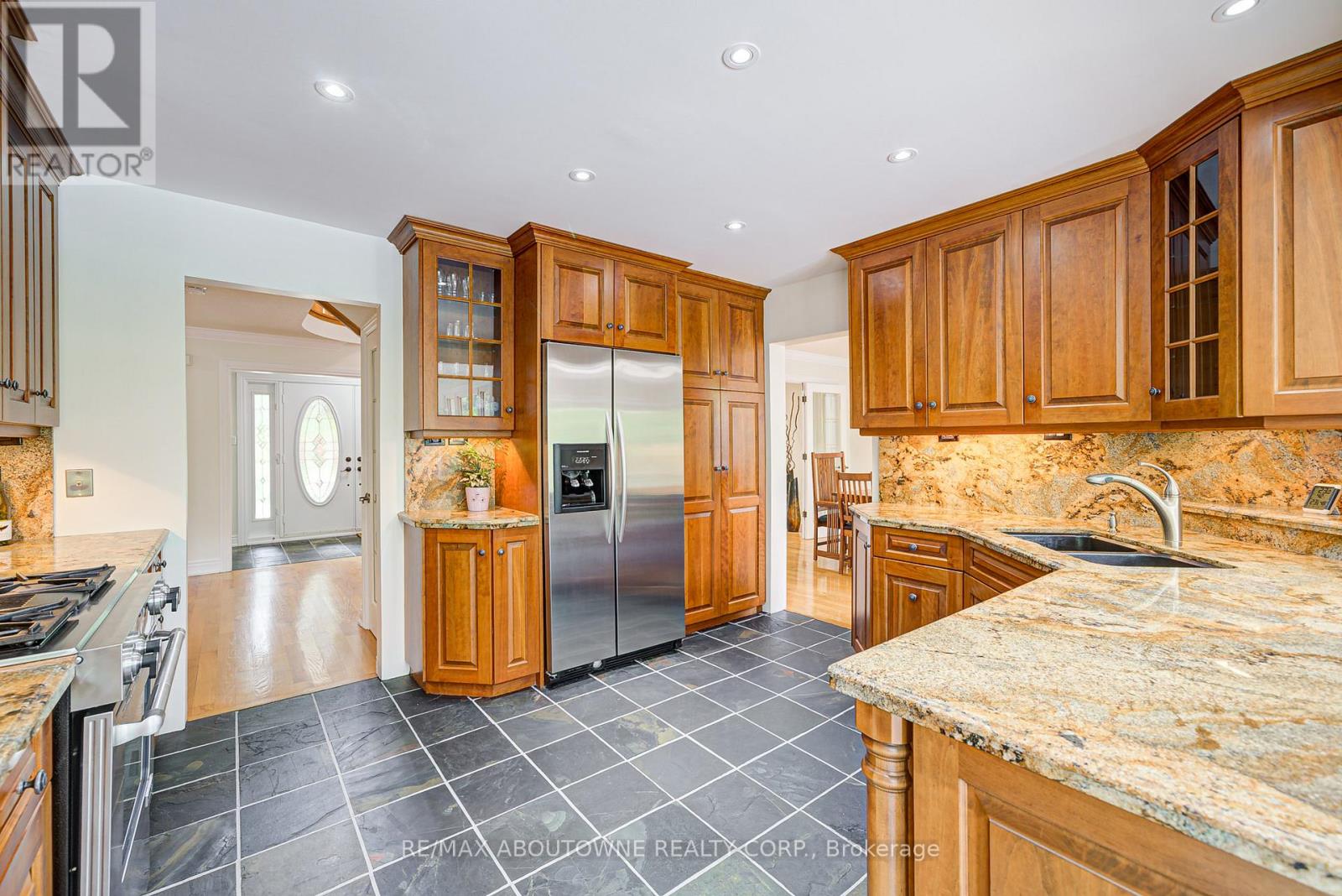 Photo 13 of 1337 Peartree Circle, Oakville ON