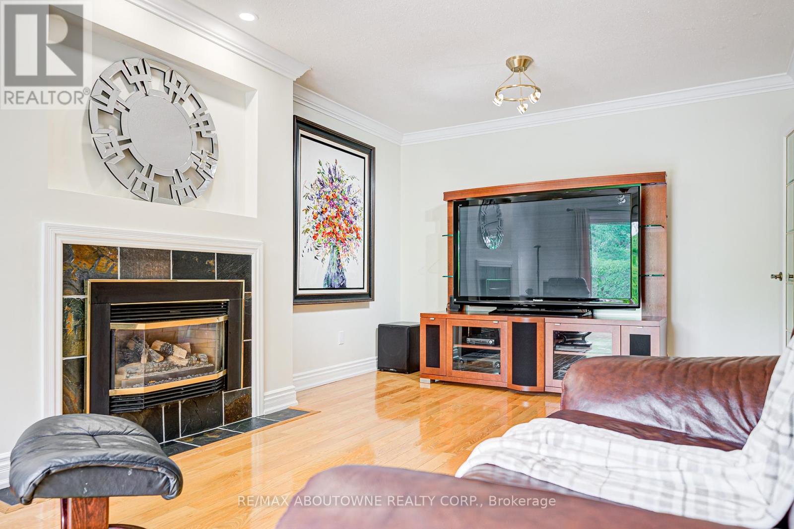 Photo 15 of 1337 Peartree Circle, Oakville ON