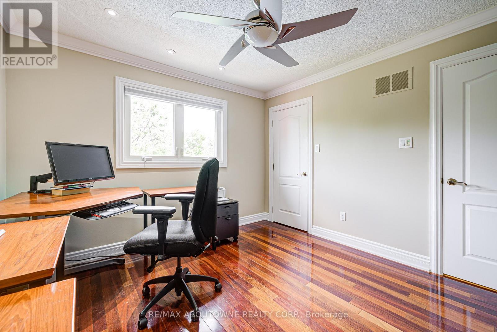 Photo 17 of 1337 Peartree Circle, Oakville ON