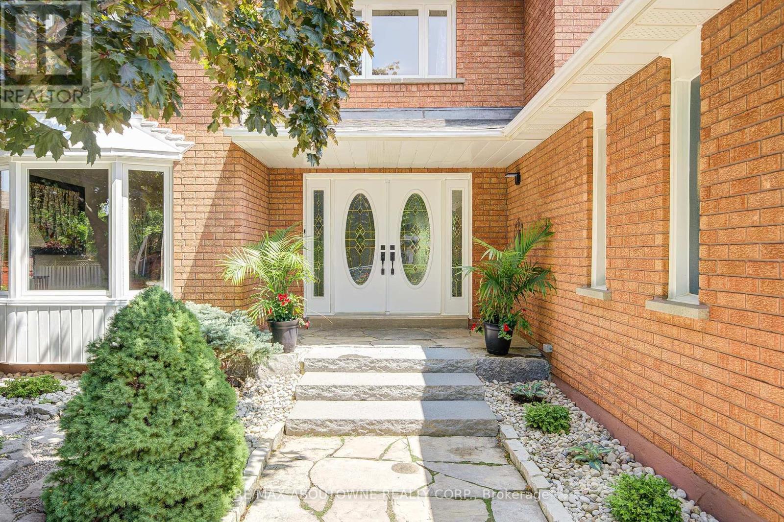 Photo 2 of 1337 Peartree Circle, Oakville ON