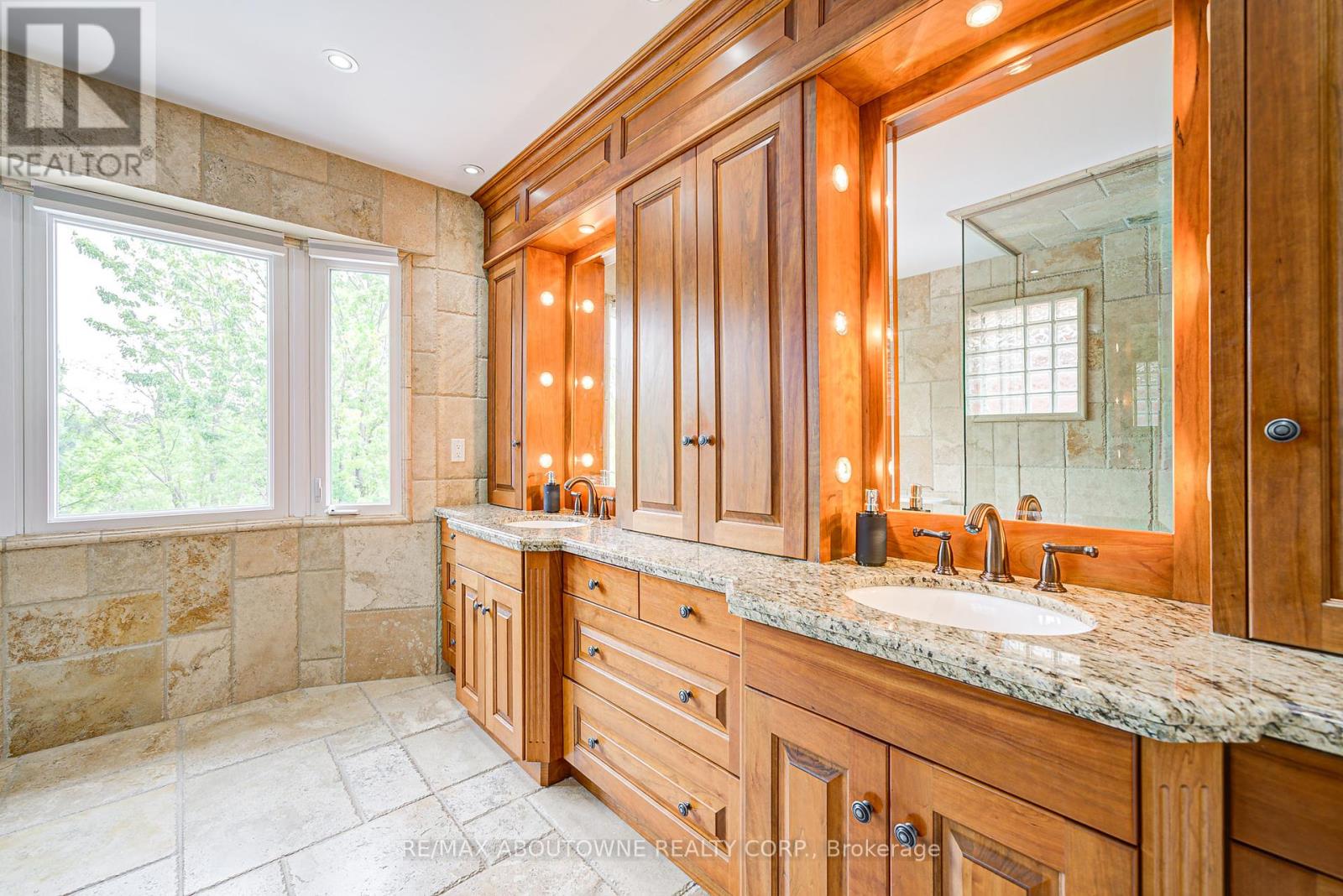Photo 25 of 1337 Peartree Circle, Oakville ON