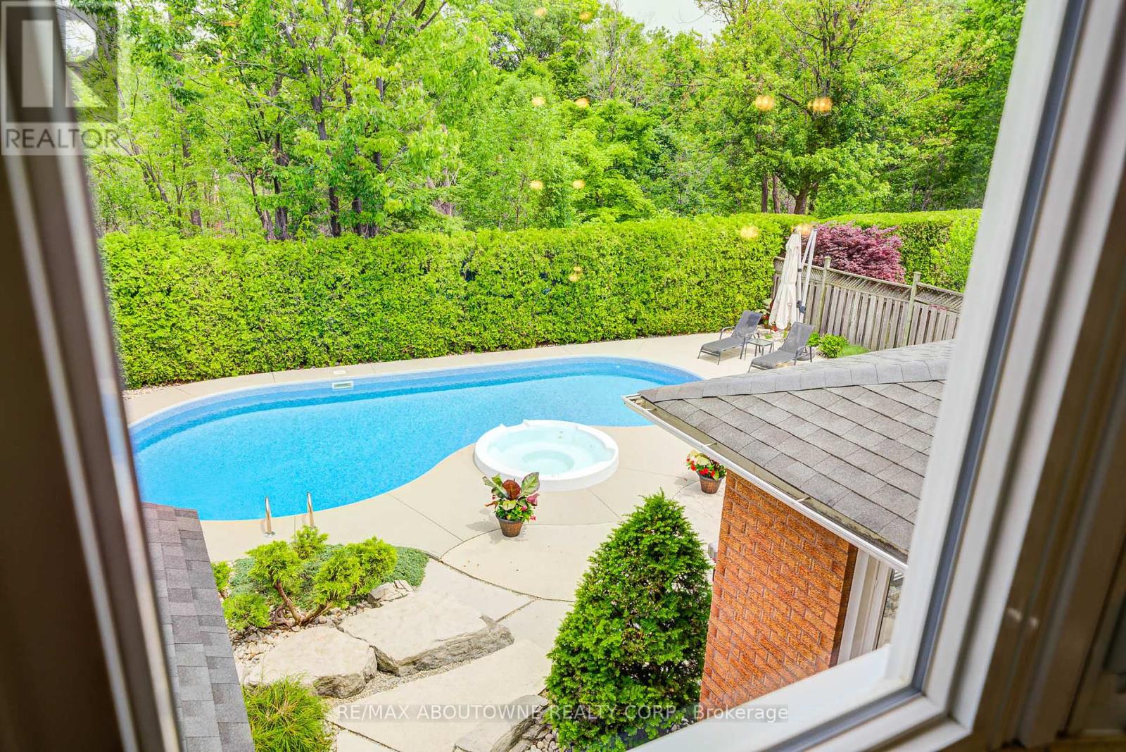 Photo 27 of 1337 Peartree Circle, Oakville ON