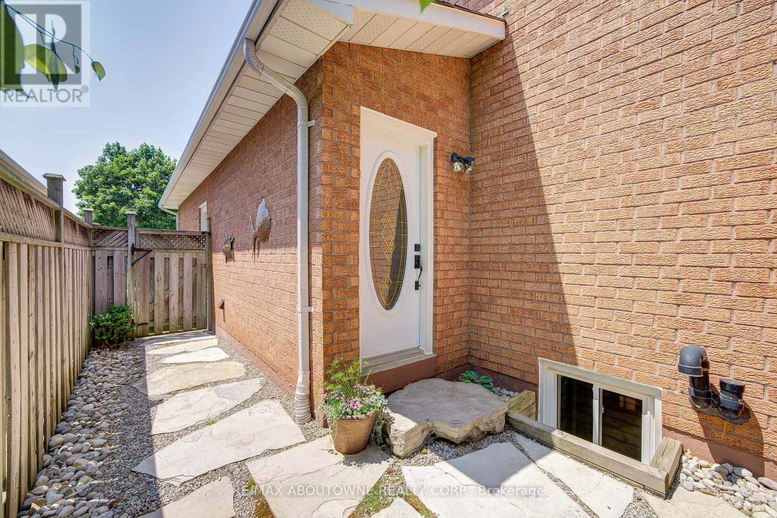 Photo 35 of 1337 Peartree Circle, Oakville ON