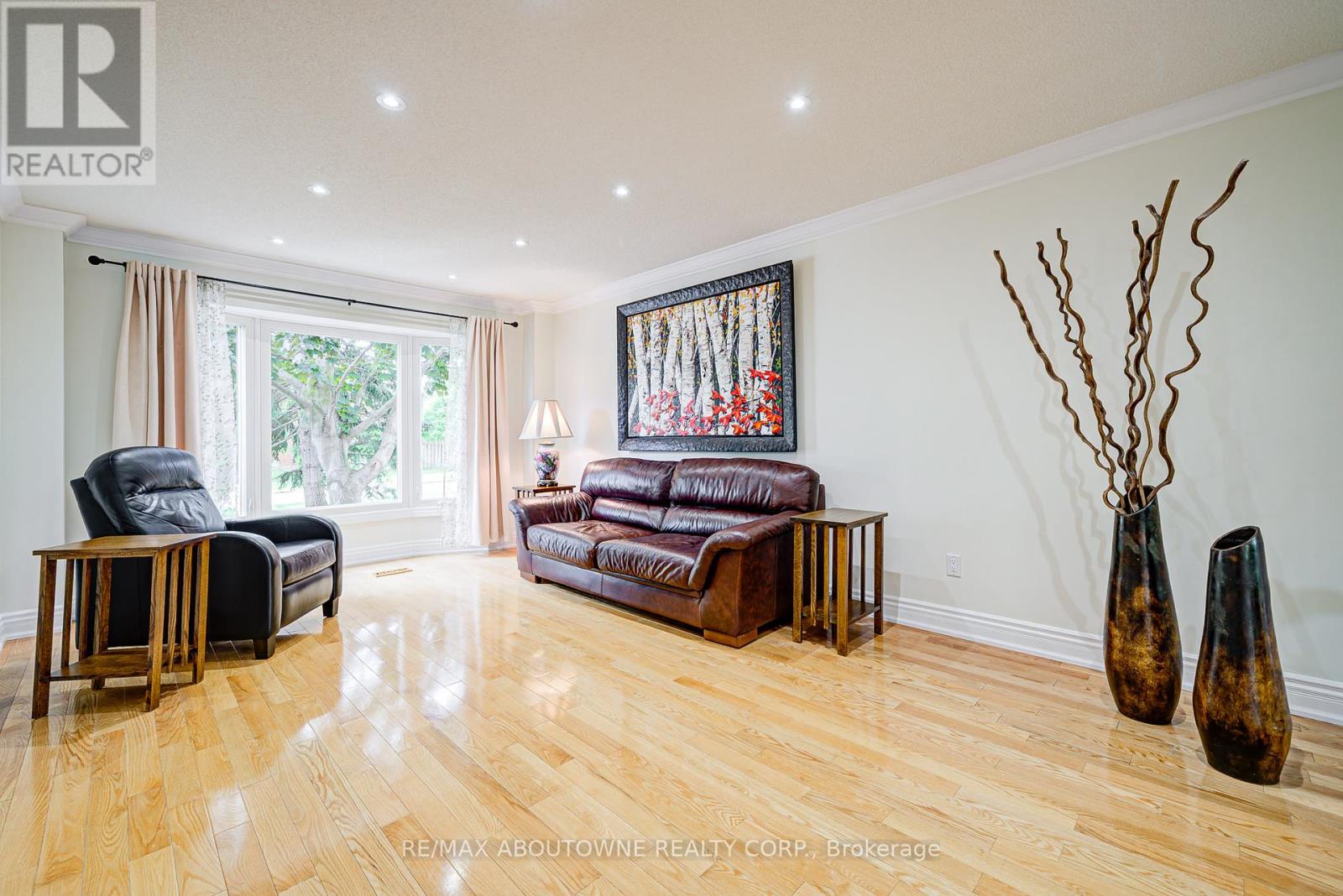 Photo 9 of 1337 Peartree Circle, Oakville ON