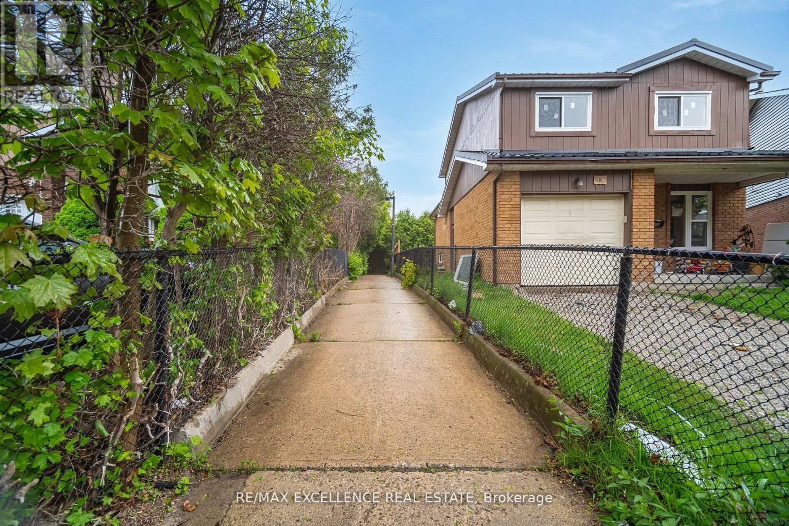 Photo 4 of 112 Elderwood Place, Brampton ON