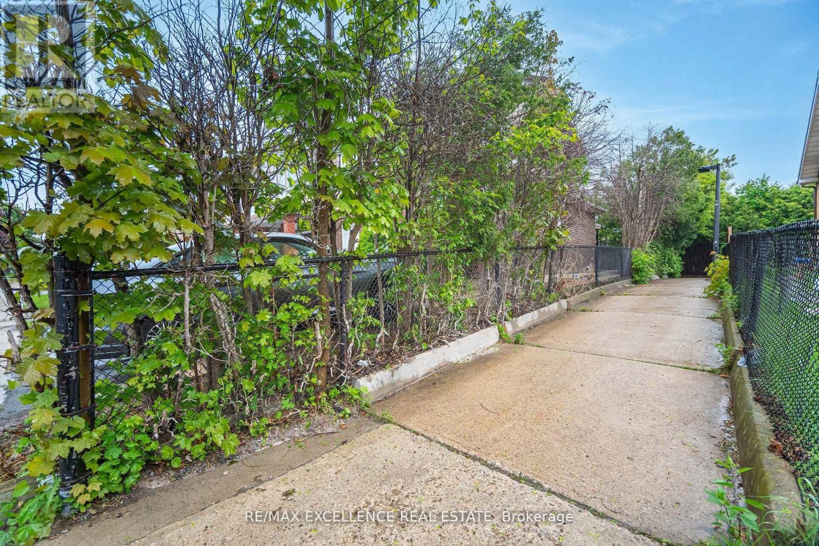 Photo 23 of 112 Elderwood Place, Brampton ON