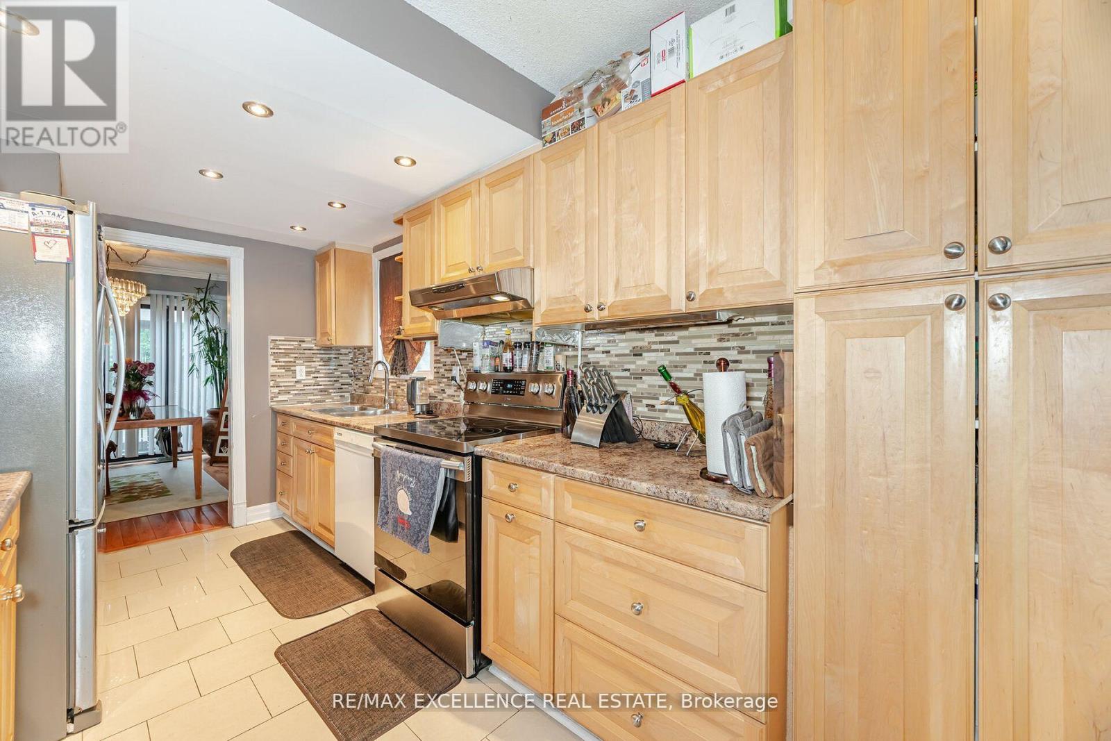 Photo 6 of 112 Elderwood Place, Brampton ON
