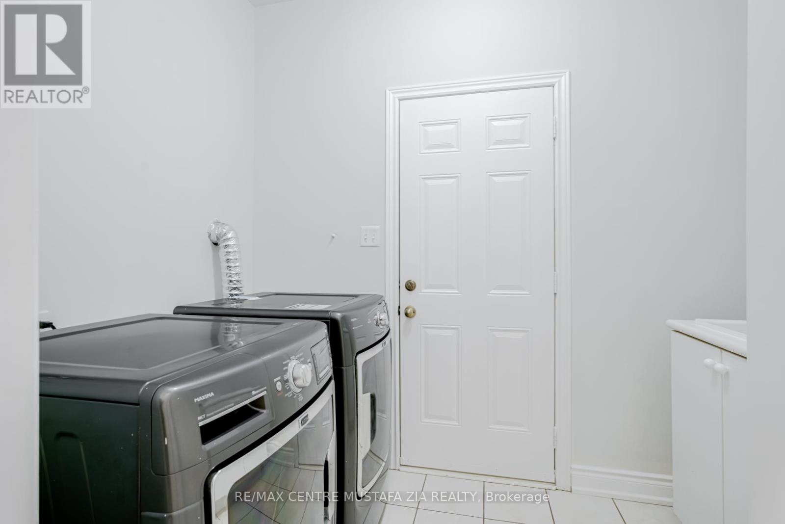 Photo 4 of 562 Nairn Circle, Milton ON