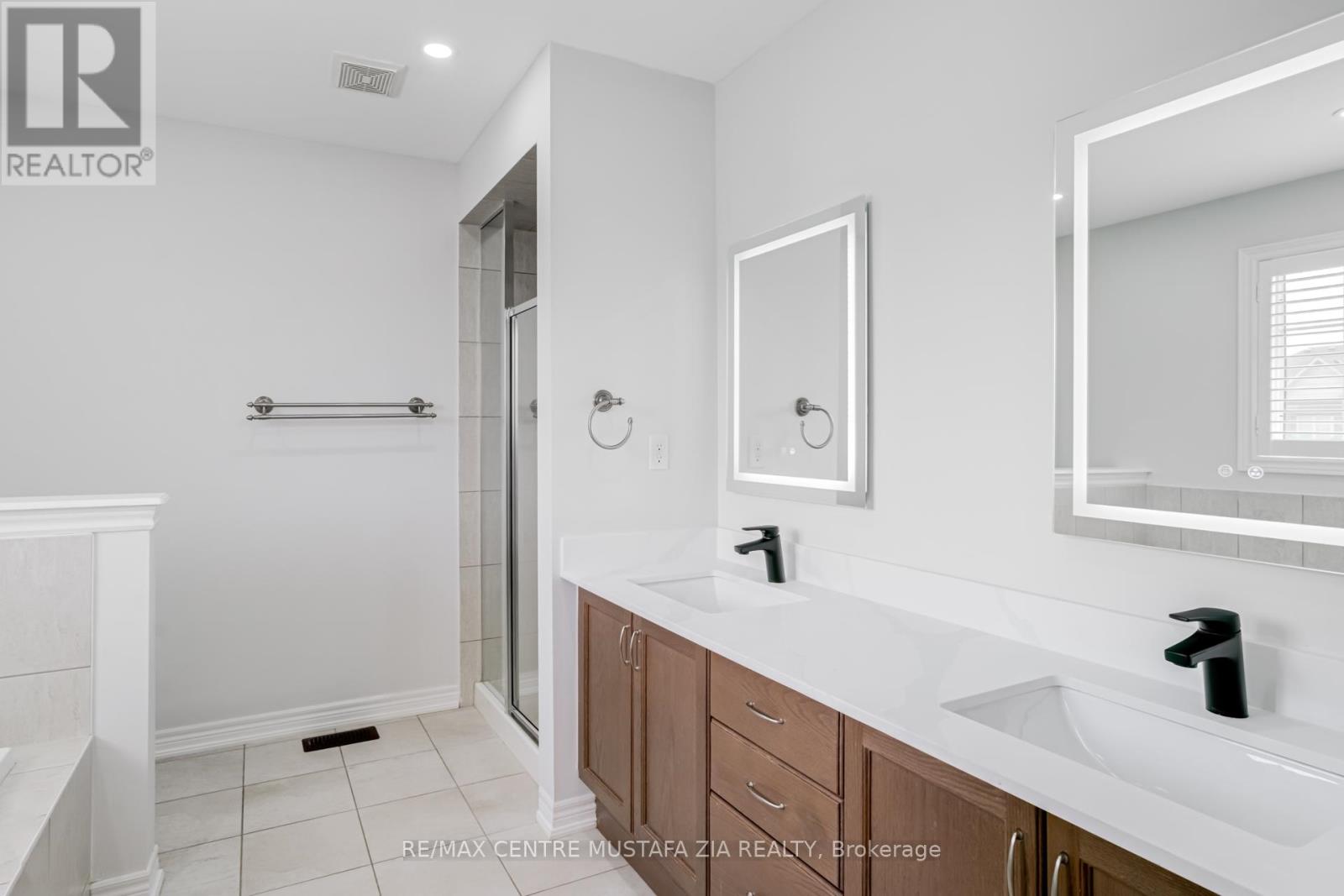 Photo 33 of 562 Nairn Circle, Milton ON