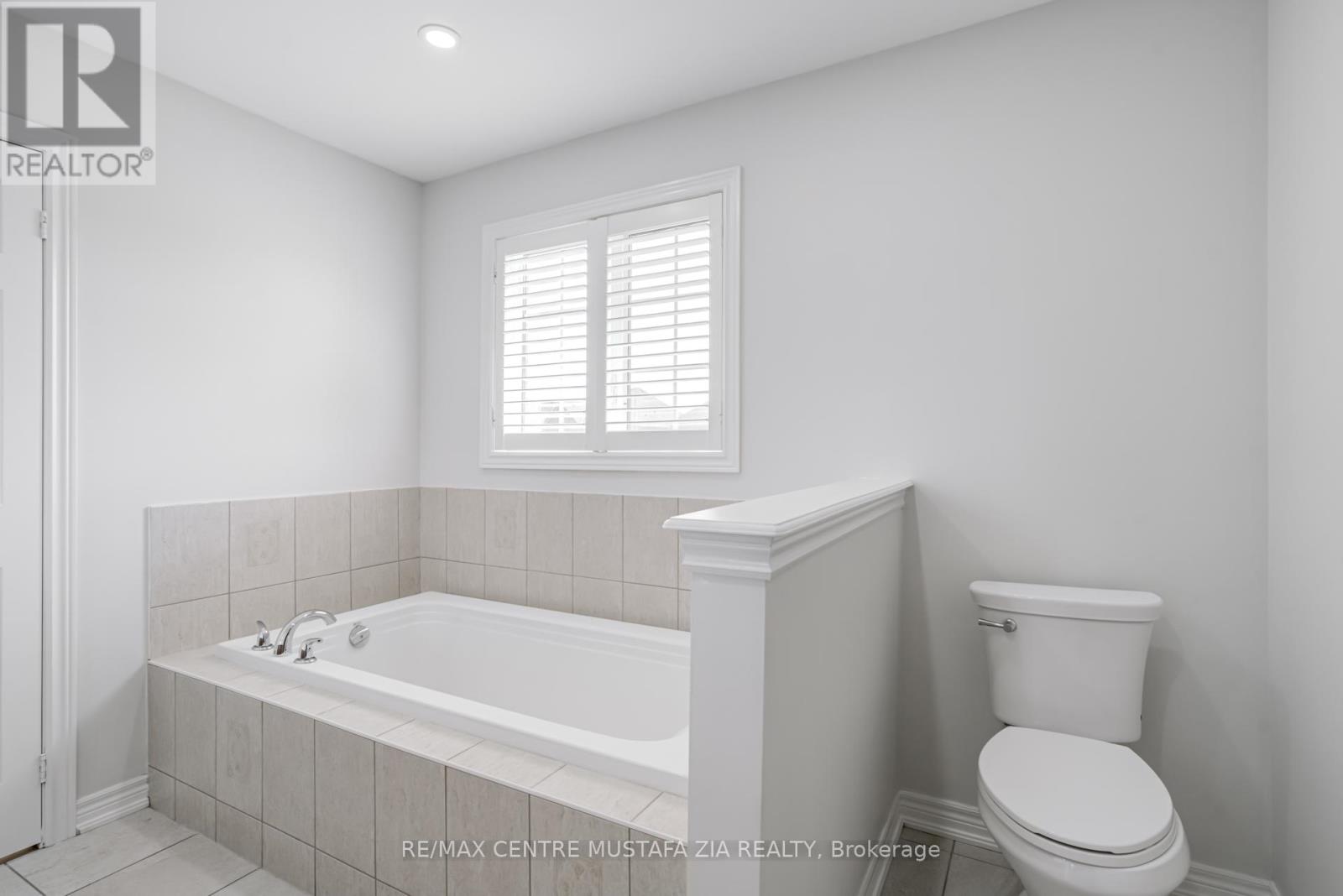 Photo 23 of 562 Nairn Circle, Milton ON
