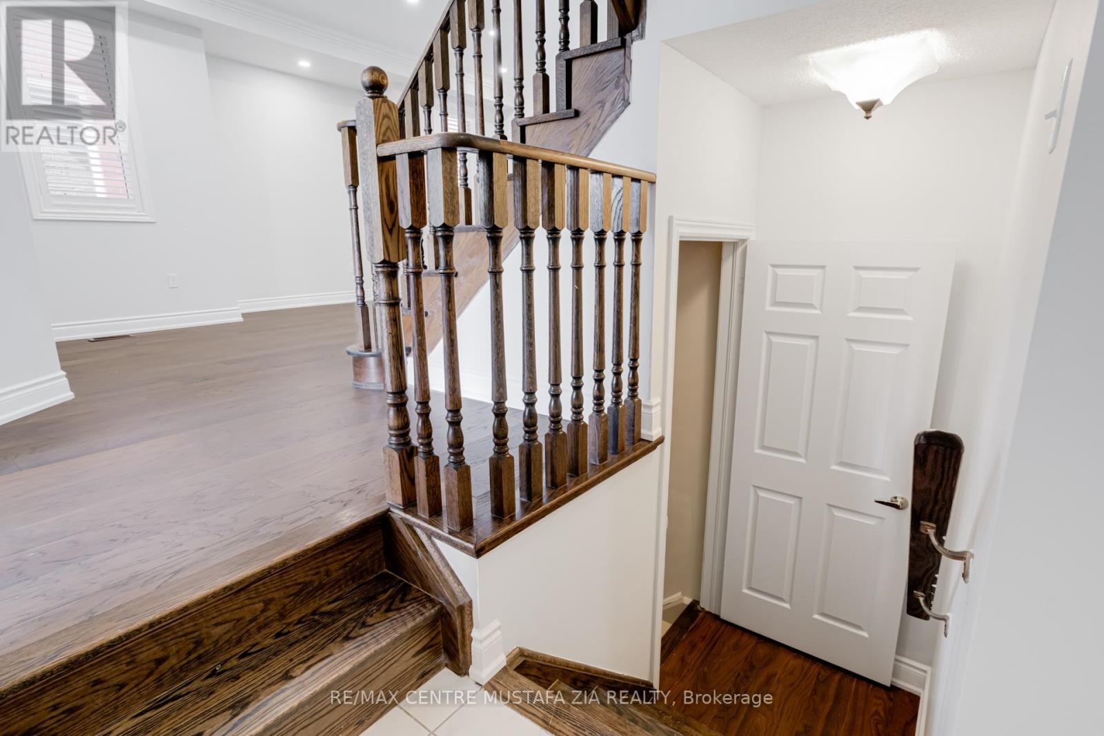 Photo 5 of 562 Nairn Circle, Milton ON