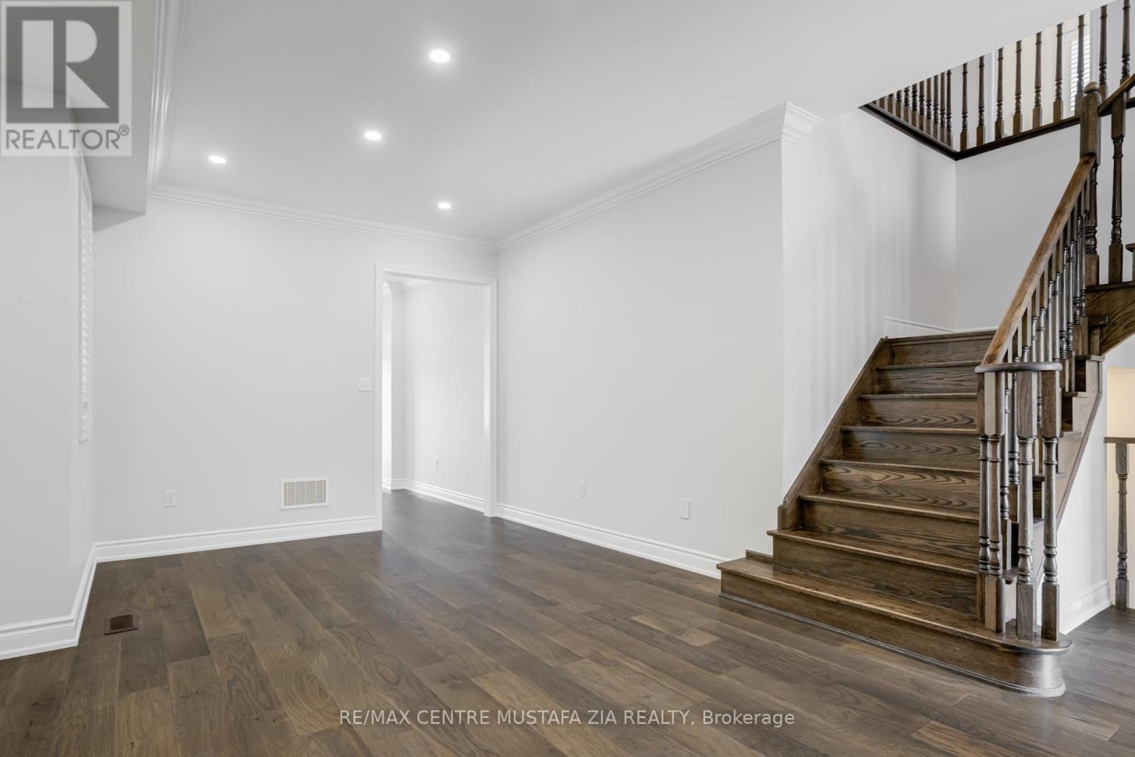 Photo 21 of 562 Nairn Circle, Milton ON