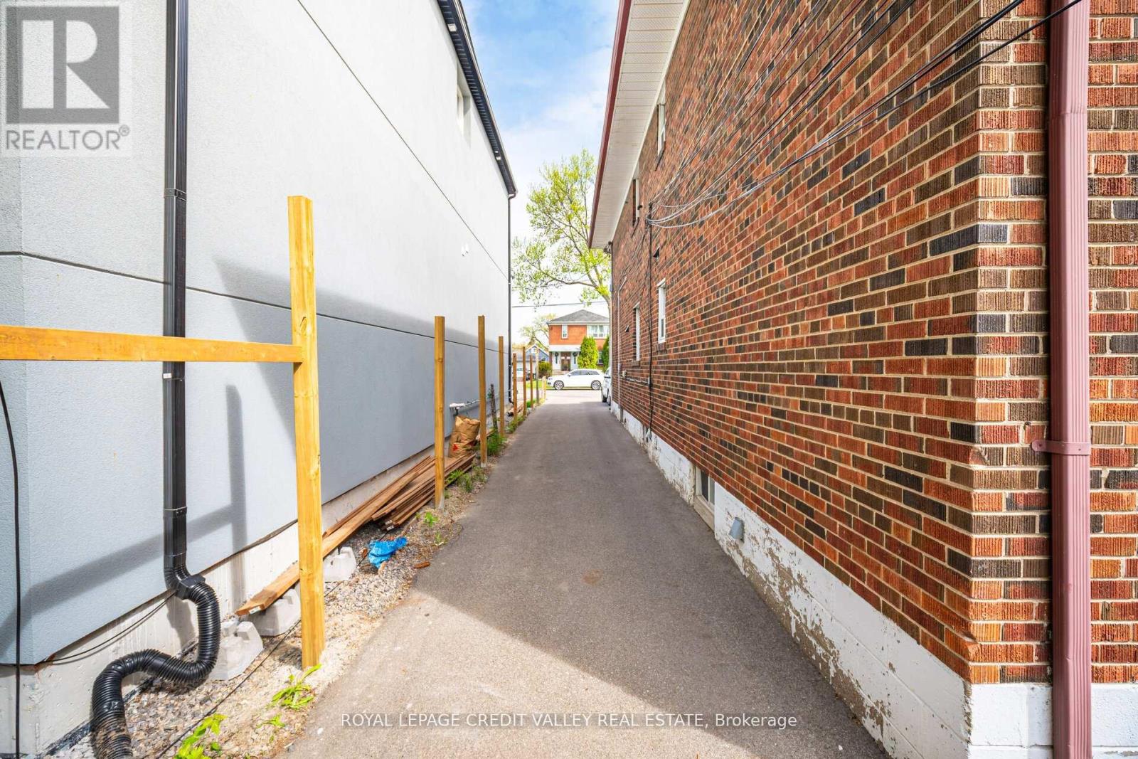 Photo 4 of 19 Roseland Drive, Toronto ON