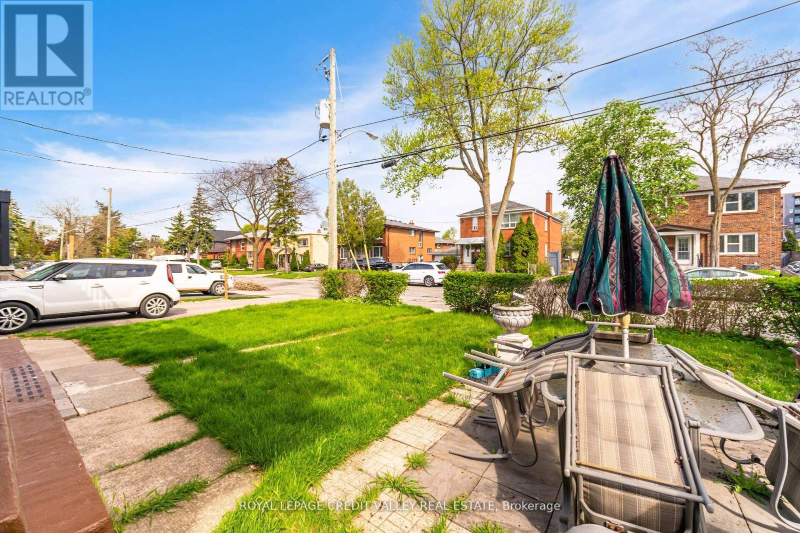 Photo 2 of 19 Roseland Drive, Toronto ON
