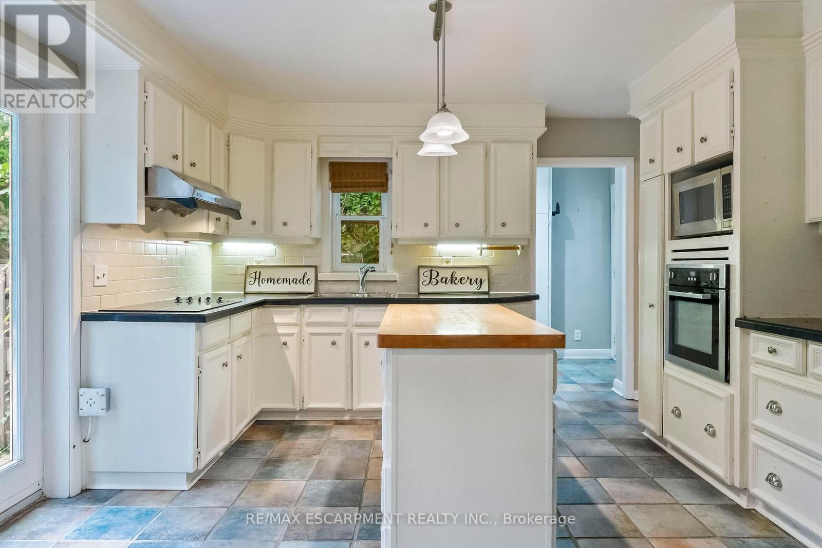 Photo 11 of 330 Poplar Drive, Oakville ON