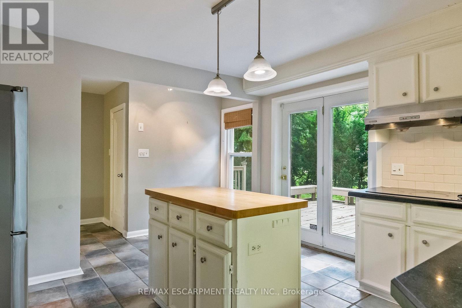 Photo 9 of 330 Poplar Drive, Oakville ON