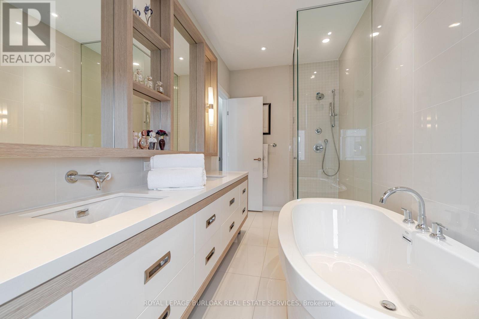 Photo 15 of 467 Nautical Boulevard, Oakville ON