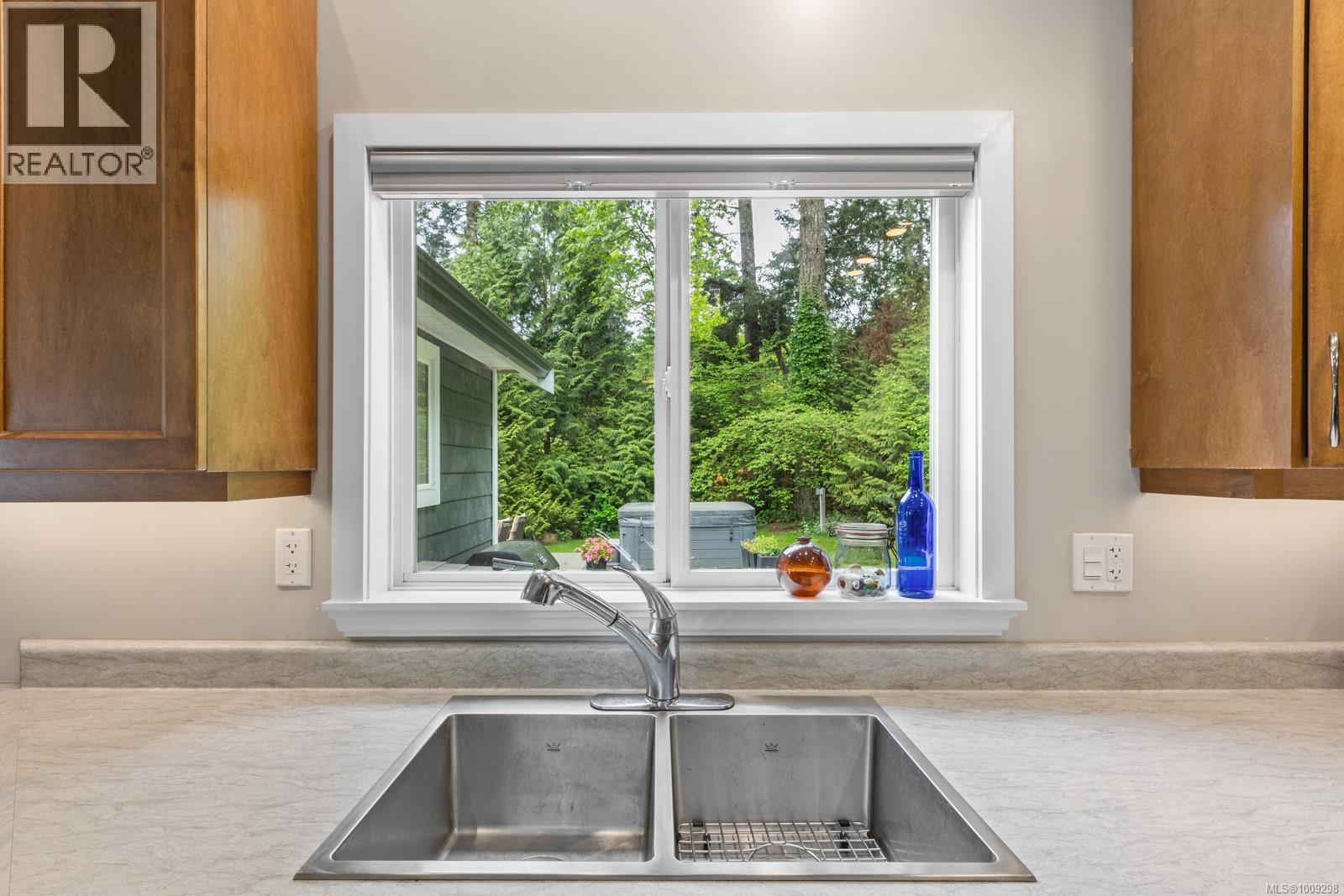 Photo 5 of 3671 Thomson Rd, Courtenay BC