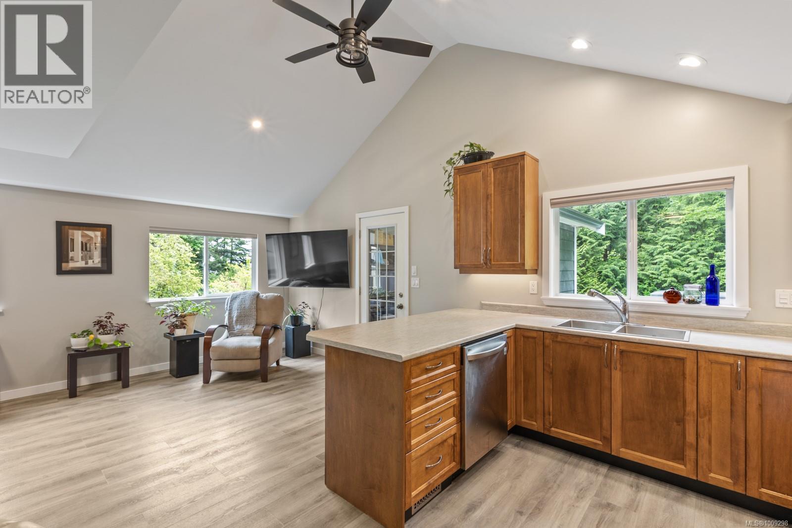 Photo 12 of 3671 Thomson Rd, Courtenay BC
