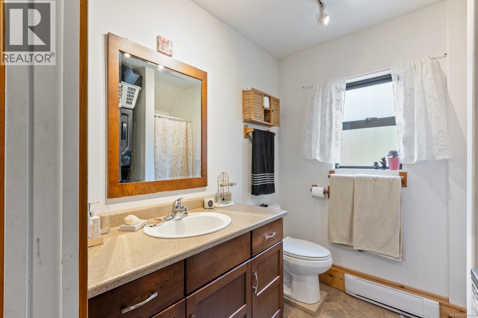 Photo 10 of 3671 Thomson Rd, Courtenay BC