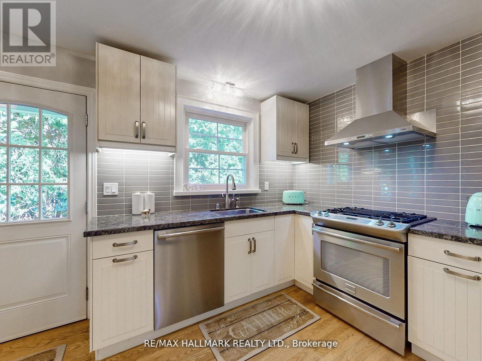 Photo 11 of 109 Highland Lane, Richmond Hill ON