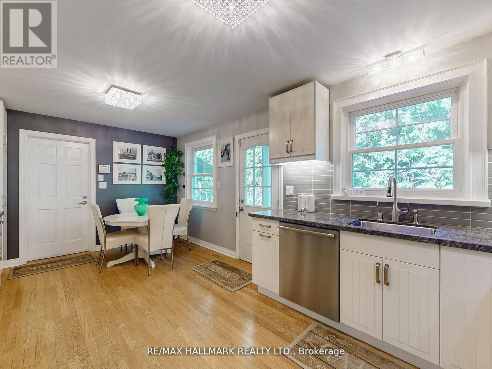 Photo 4 of 109 Highland Lane, Richmond Hill ON