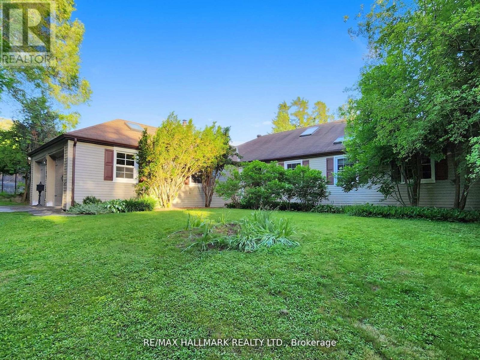 Photo 15 of 109 Highland Lane, Richmond Hill ON