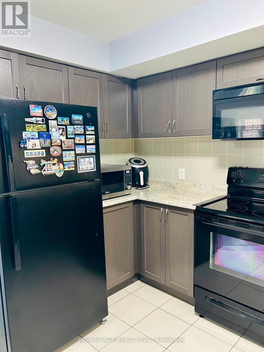 Photo 10 of 8 2441 Greenwich Drive, Oakville ON