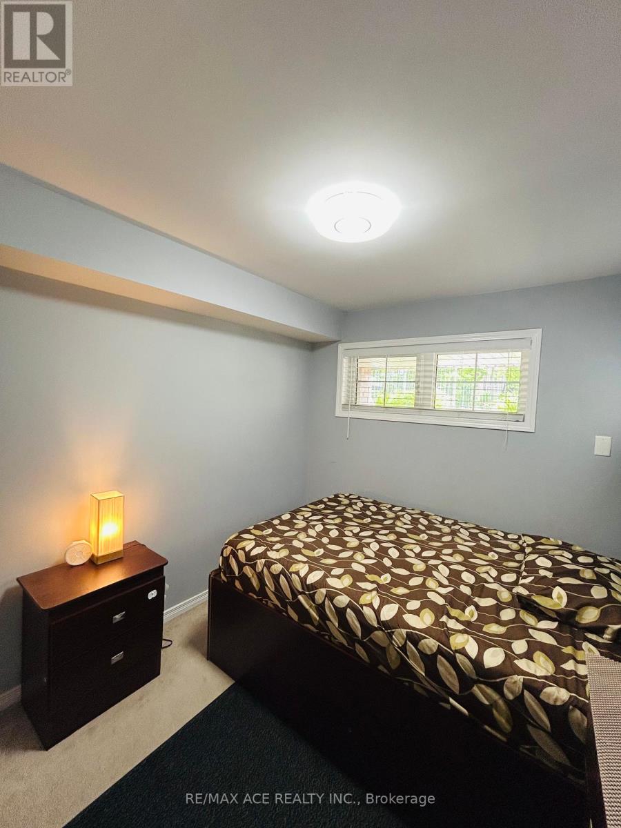 Photo 7 of 8 2441 Greenwich Drive, Oakville ON