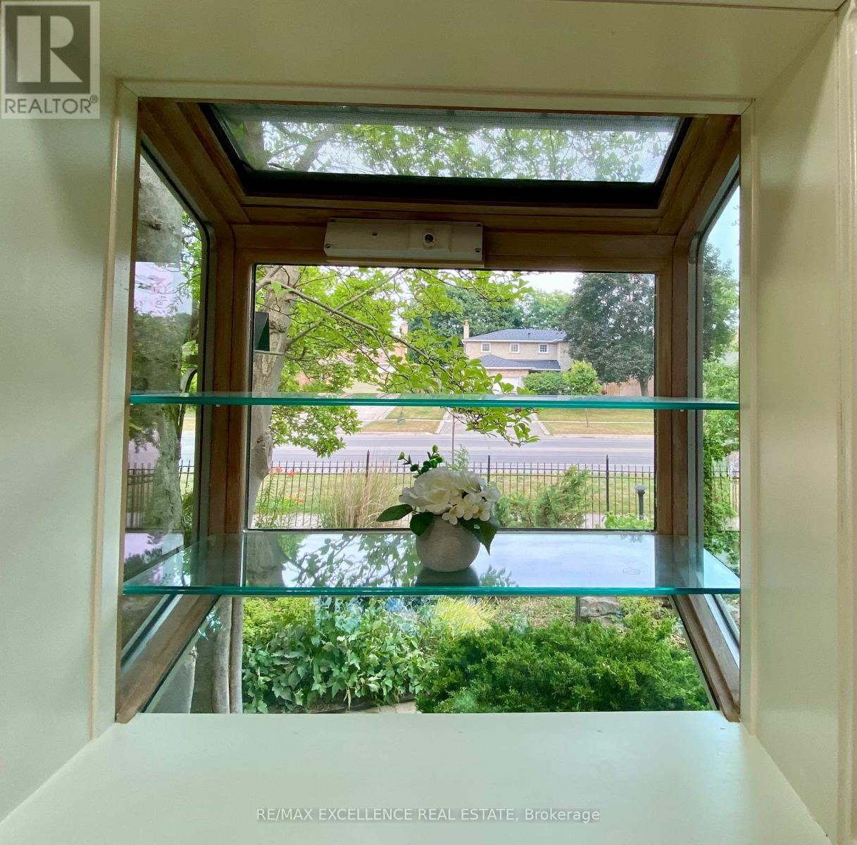 Photo 2 of 485 Gowland Crescent, Milton ON