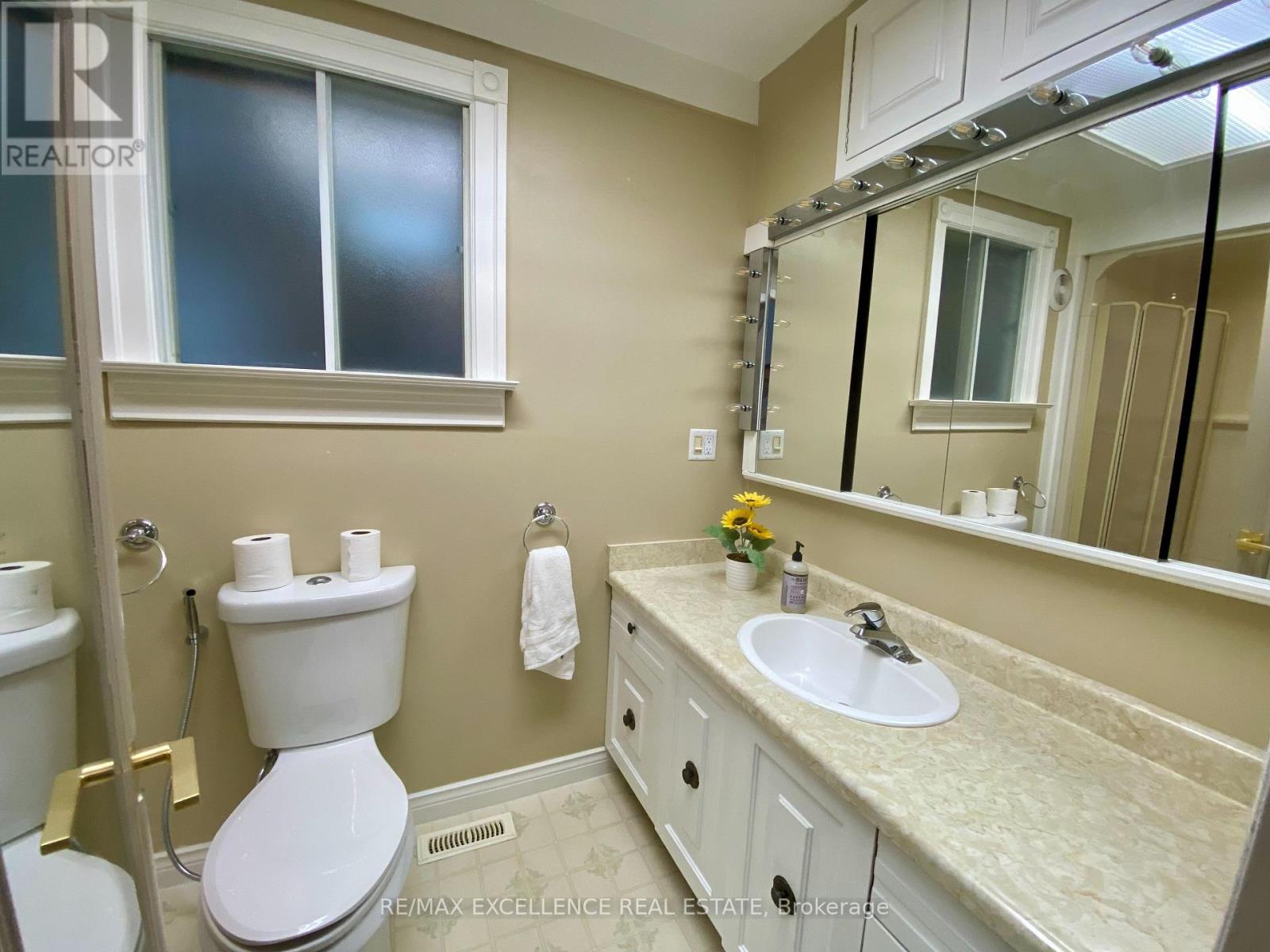 Photo 9 of 485 Gowland Crescent, Milton ON