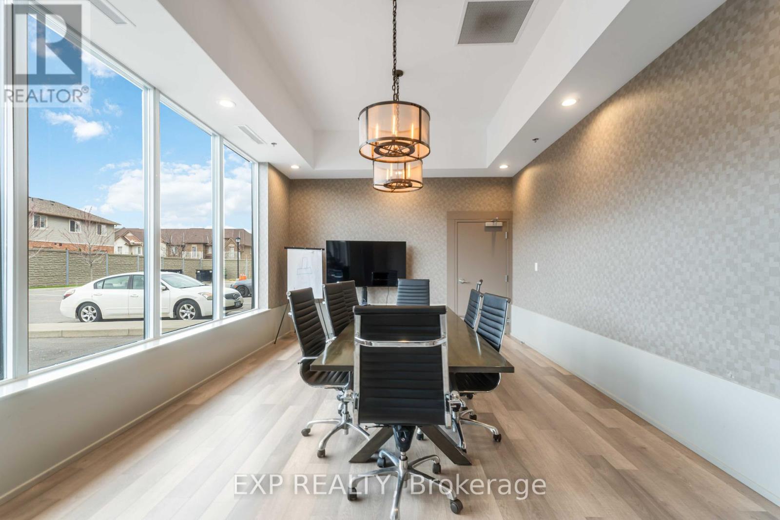 Photo 1 of 807 550 North Service Road, Grimsby ON