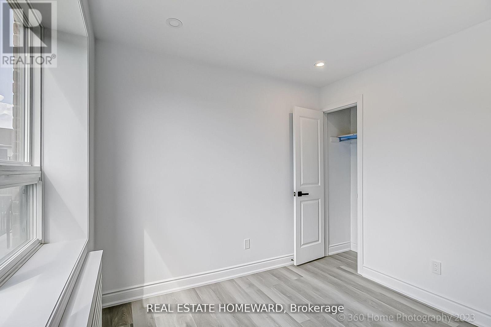 Photo 6 of 1 419 Woodbine Avenue, Toronto ON