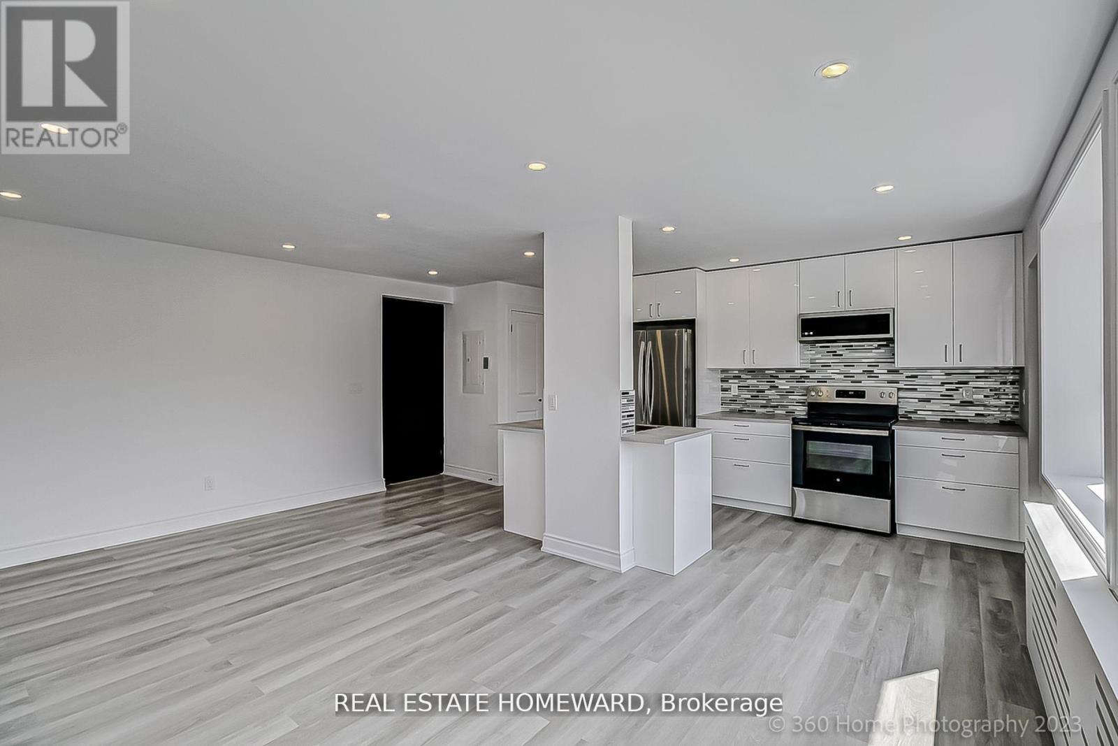 Photo 2 of 1 419 Woodbine Avenue, Toronto ON