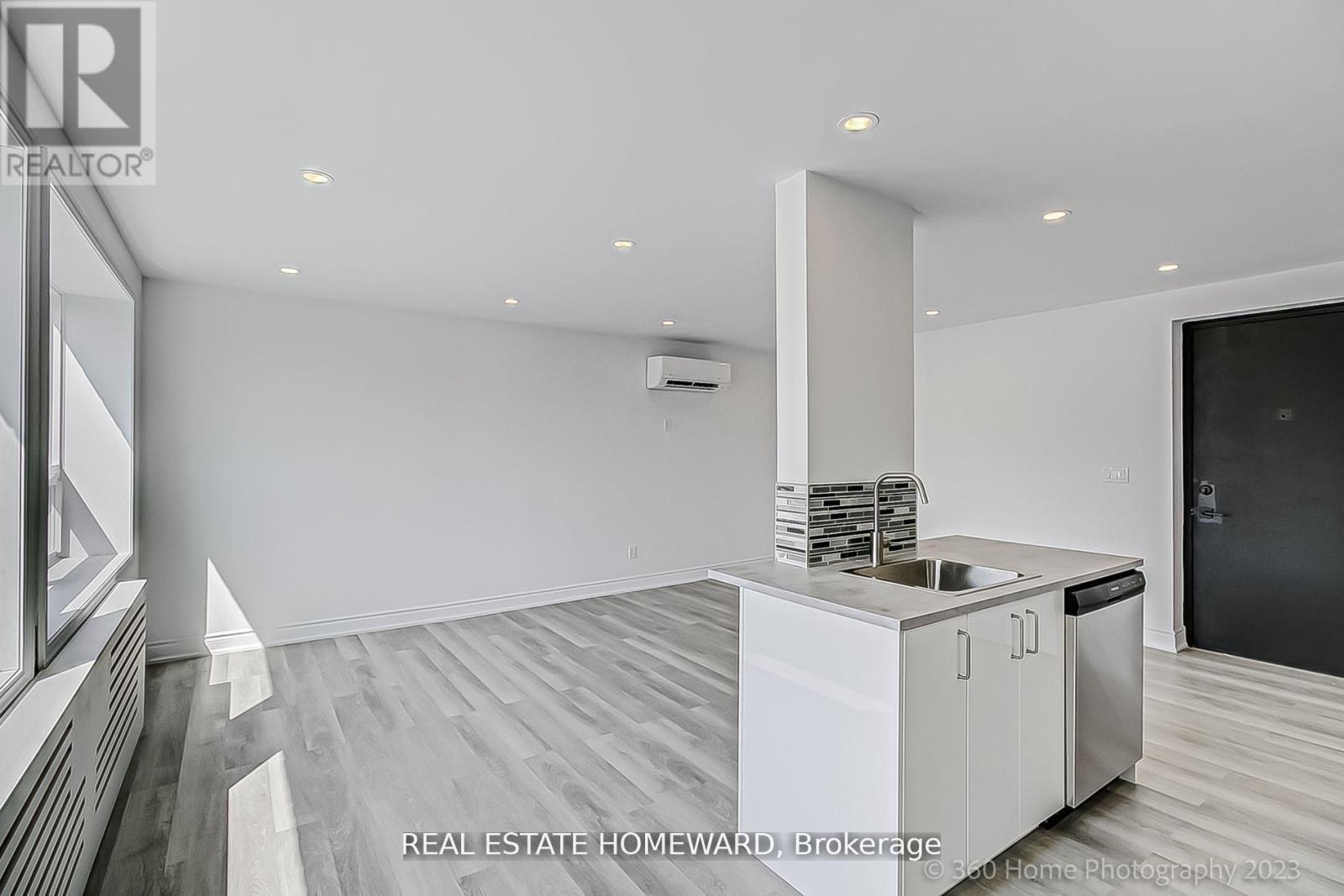 Photo 5 of 1 419 Woodbine Avenue, Toronto ON