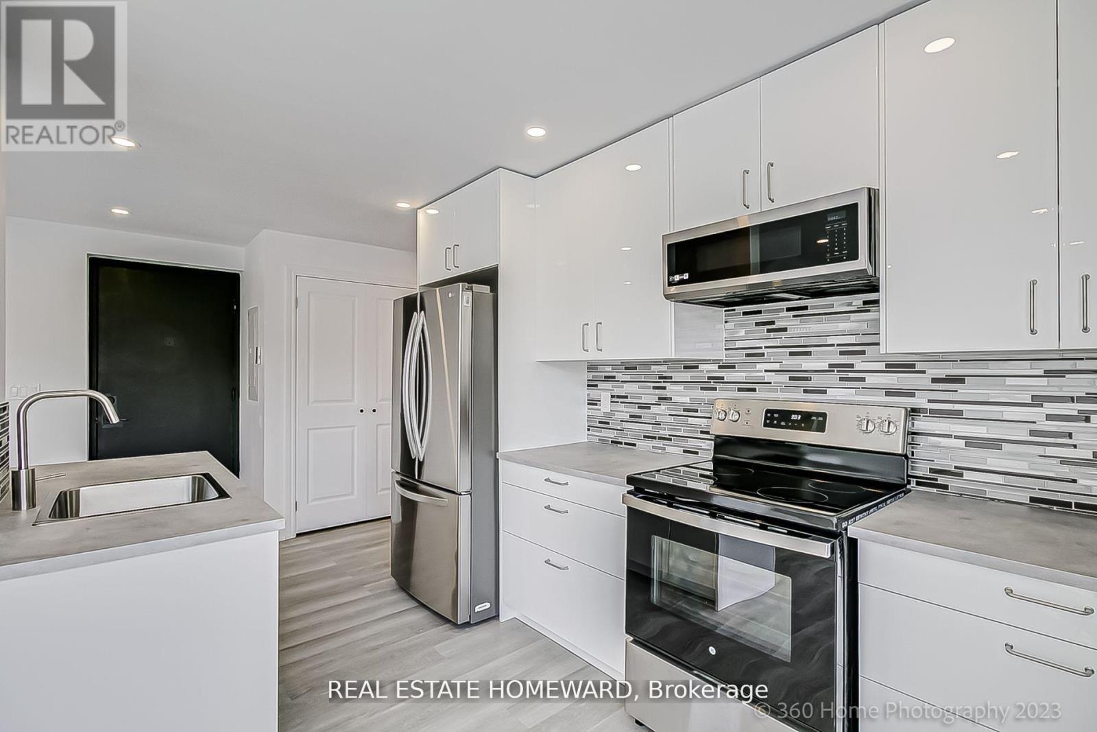Photo 9 of 1 419 Woodbine Avenue, Toronto ON