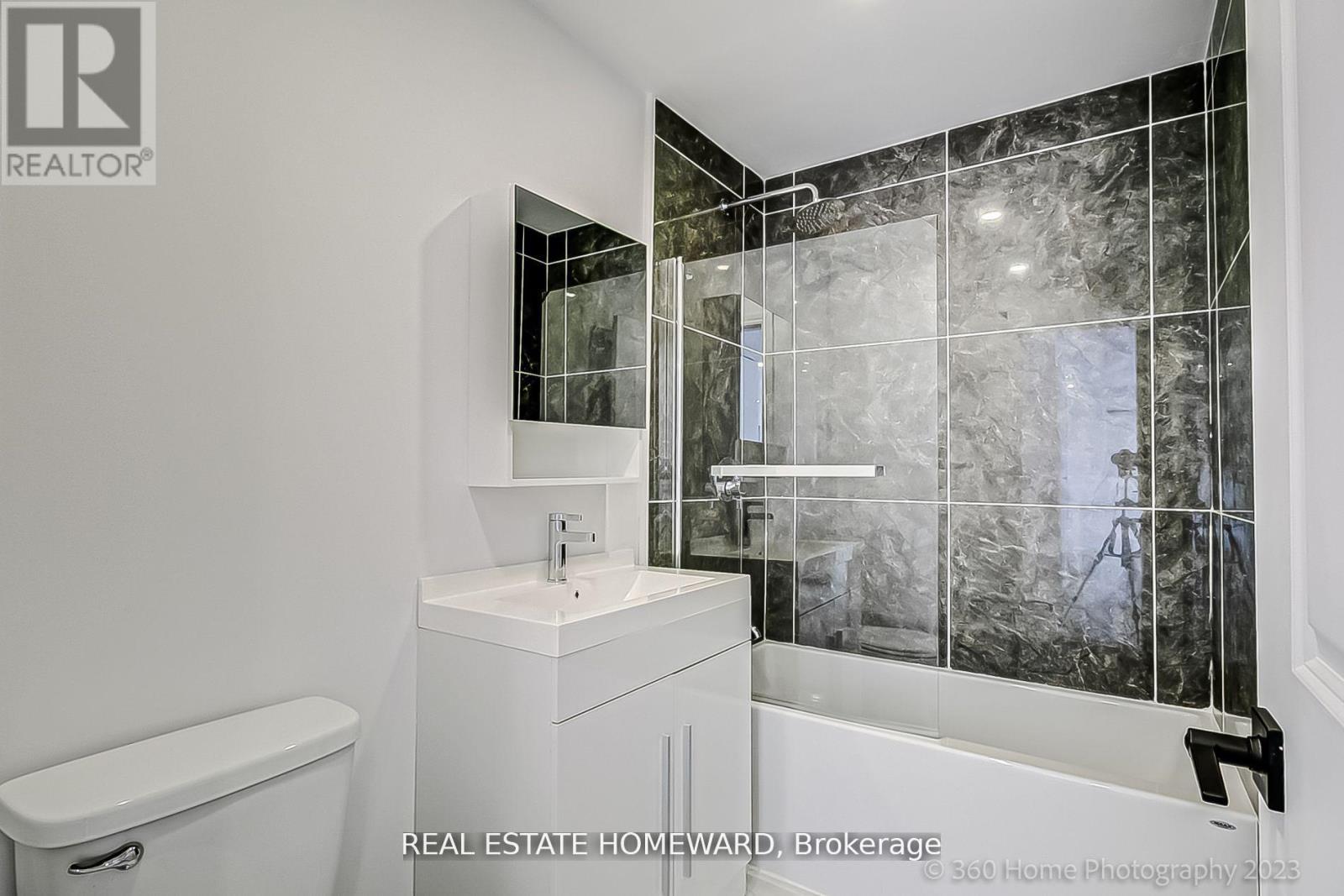 Photo 8 of 1 419 Woodbine Avenue, Toronto ON