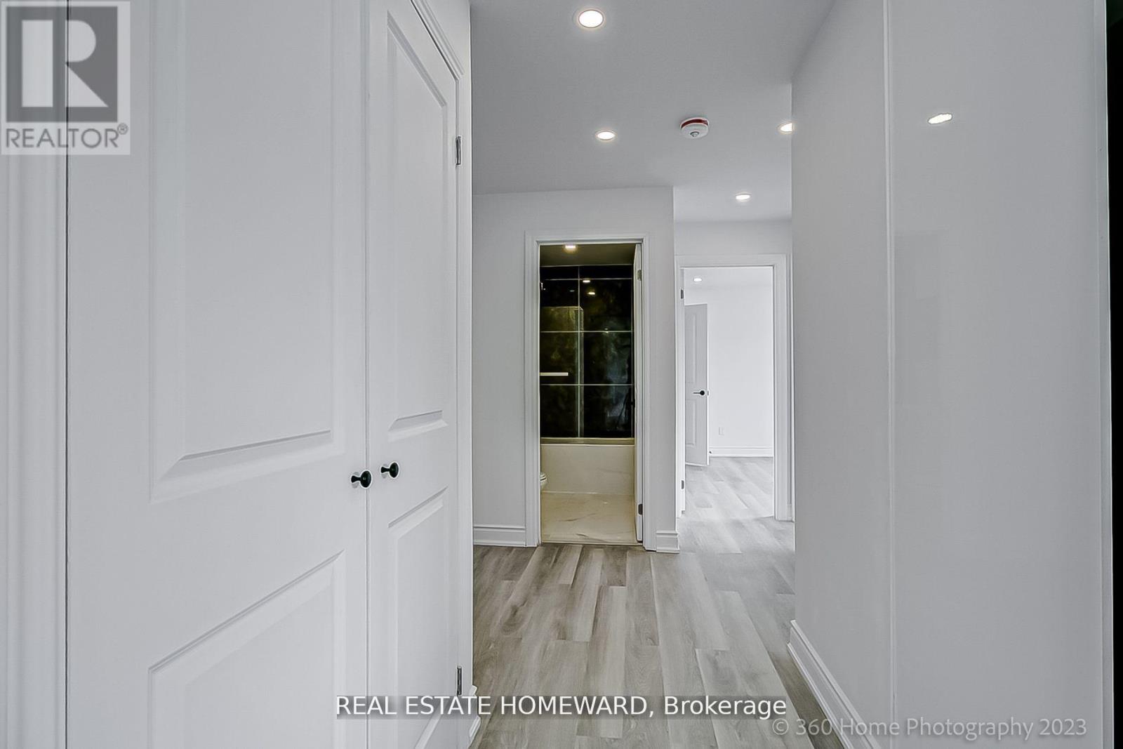 Photo 4 of 1 419 Woodbine Avenue, Toronto ON