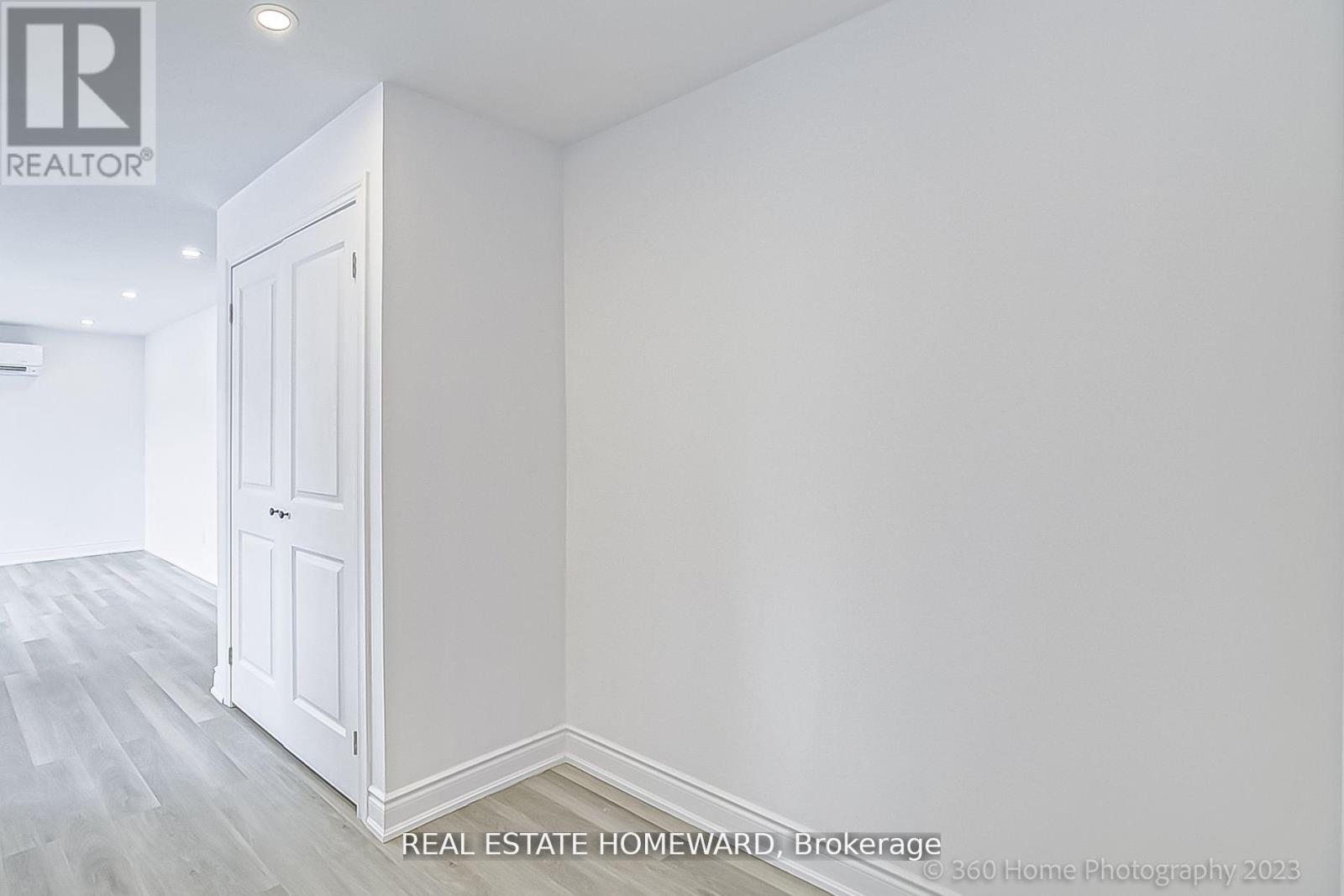 Photo 10 of 1 419 Woodbine Avenue, Toronto ON